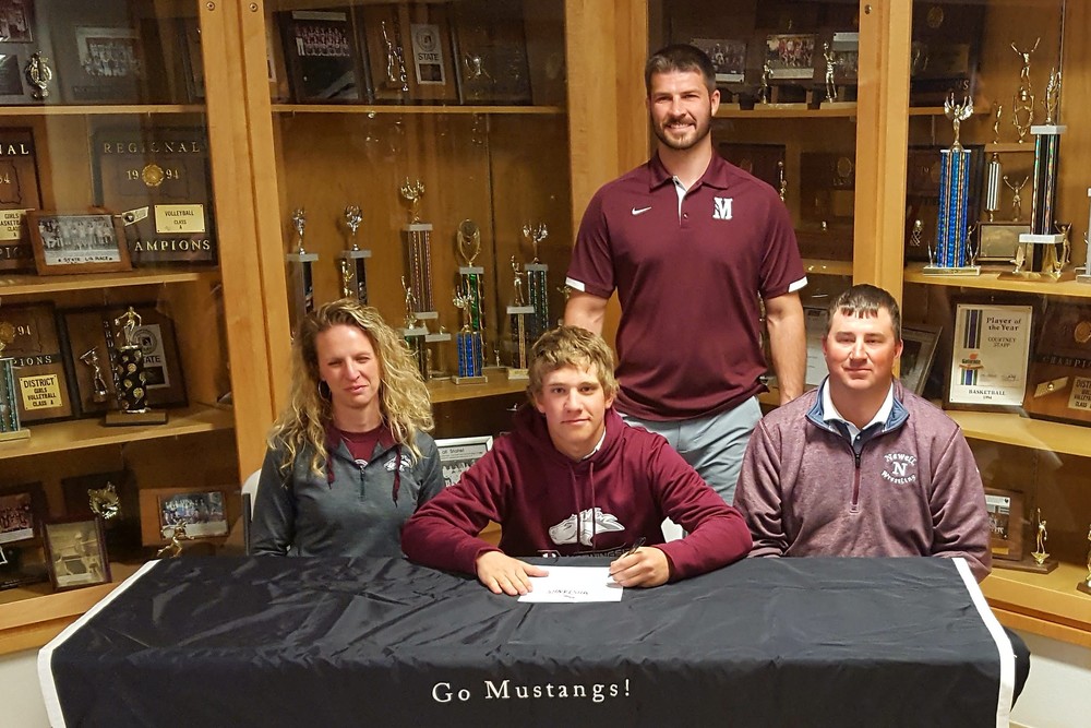 VanDerBoom signs to wrestle at Morningside
